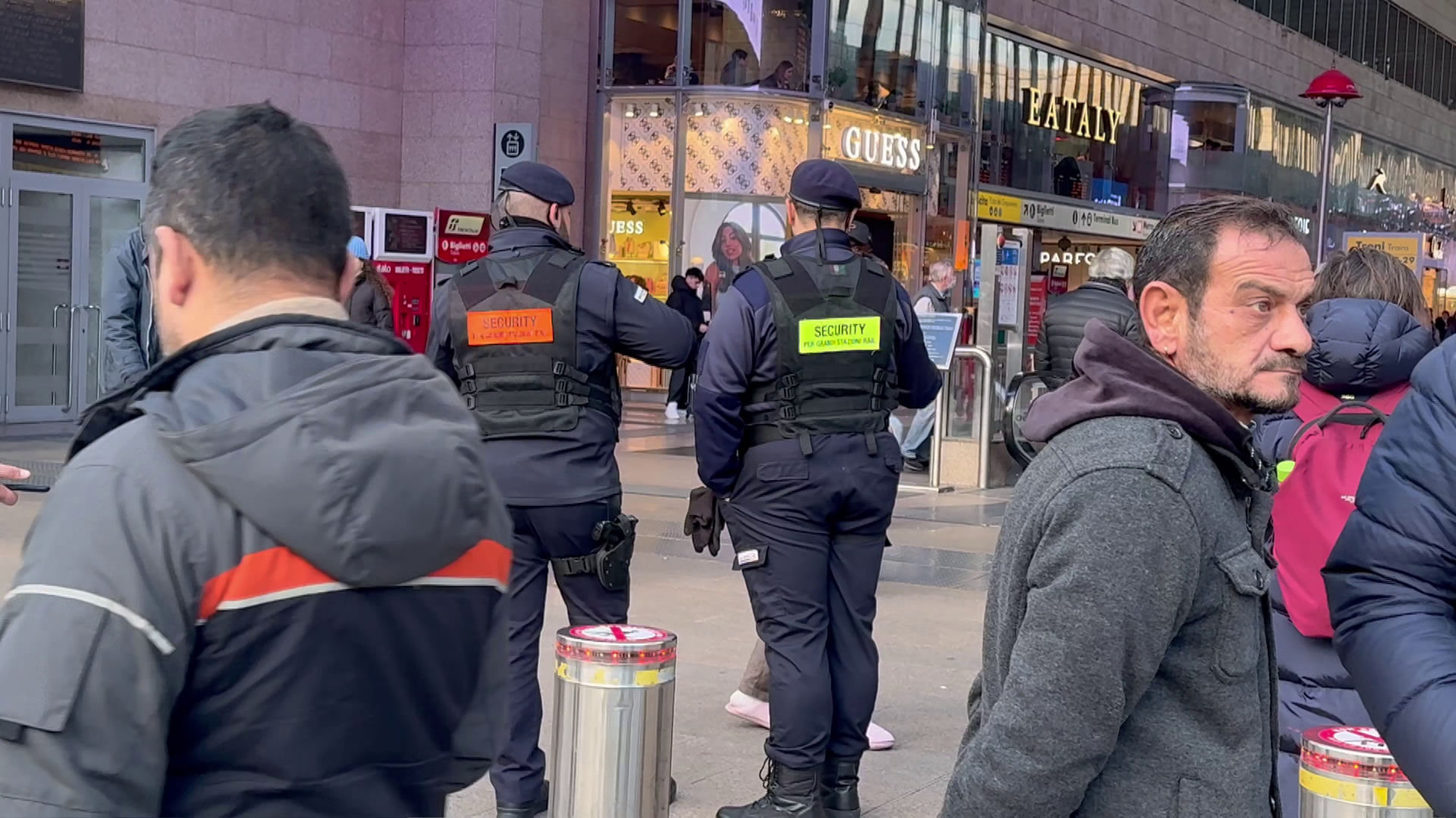 Több rendőr járőrözik az olasz vonatokon, valamint a pályaudvarokon és környékükön a jubileumi évben + videó