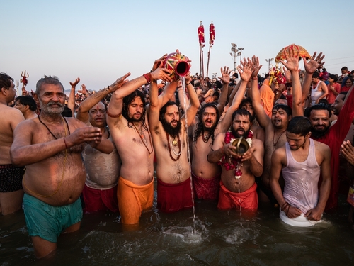 Többen életüket vesztették, és sokan megsérültek a legnagyobb indiai hindu fesztiválon kitört tülekedésben