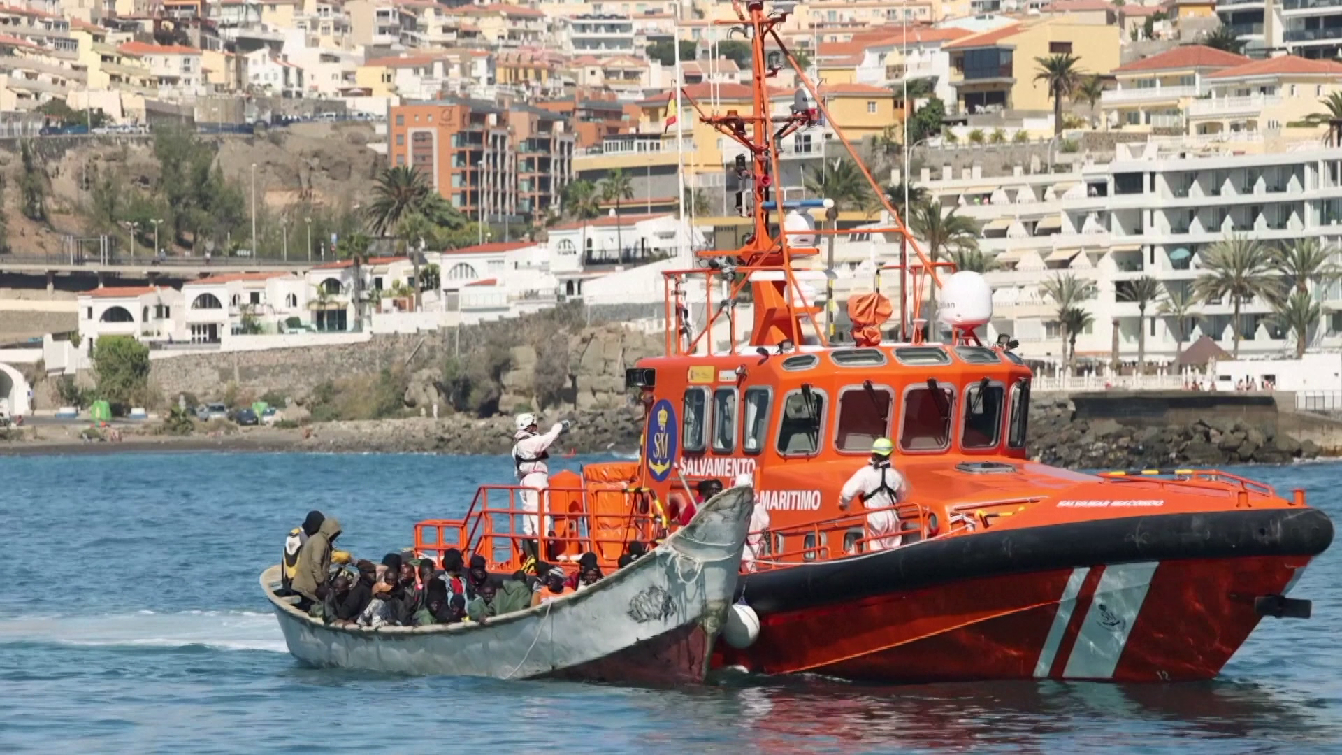 Körözött bűnöző utazott az egyik Spanyolországba érkező migránscsónakon + videó