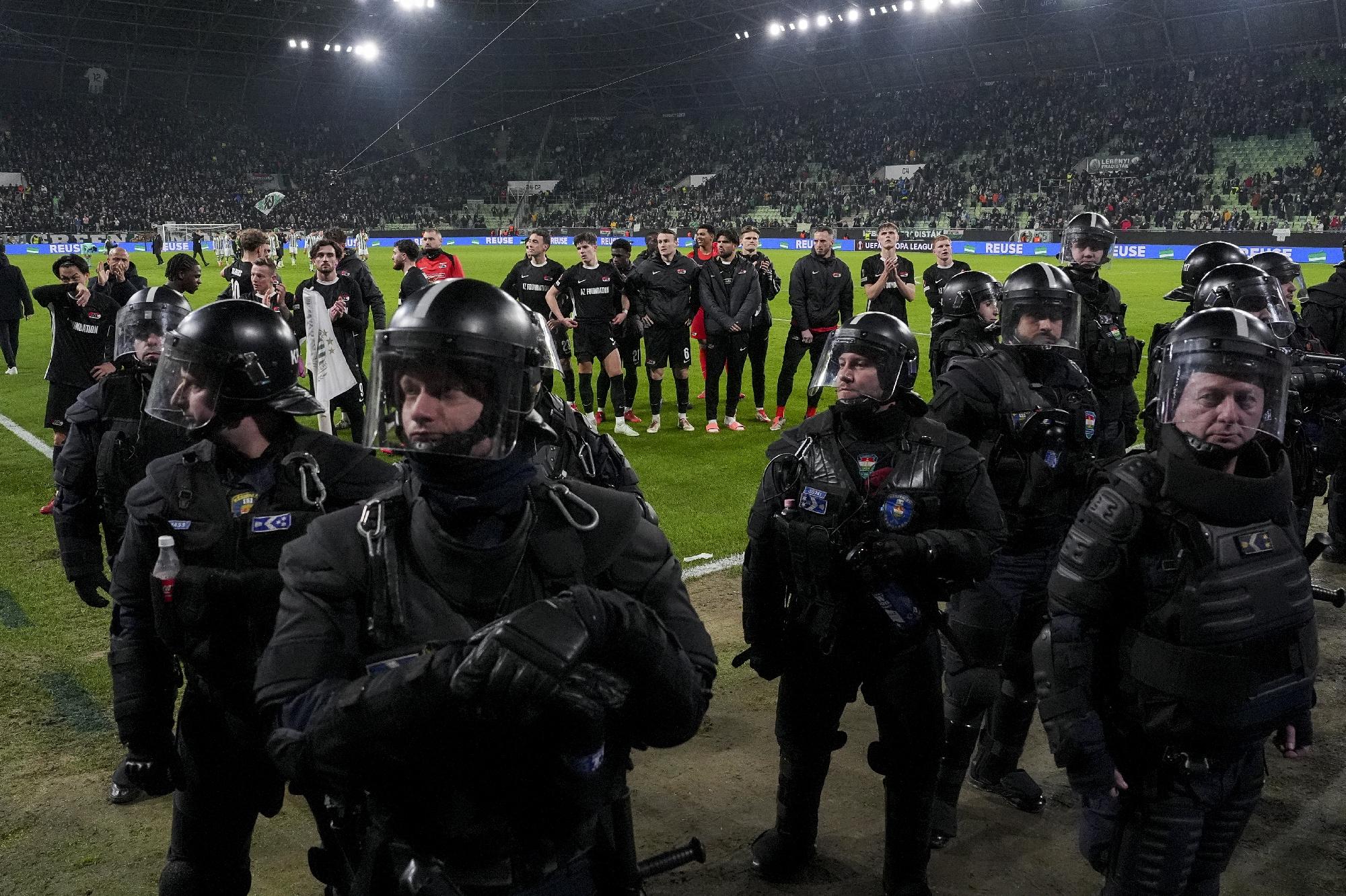 Rohamrendőrök fékezték meg az őrjöngő holland szurkolókat  + videó