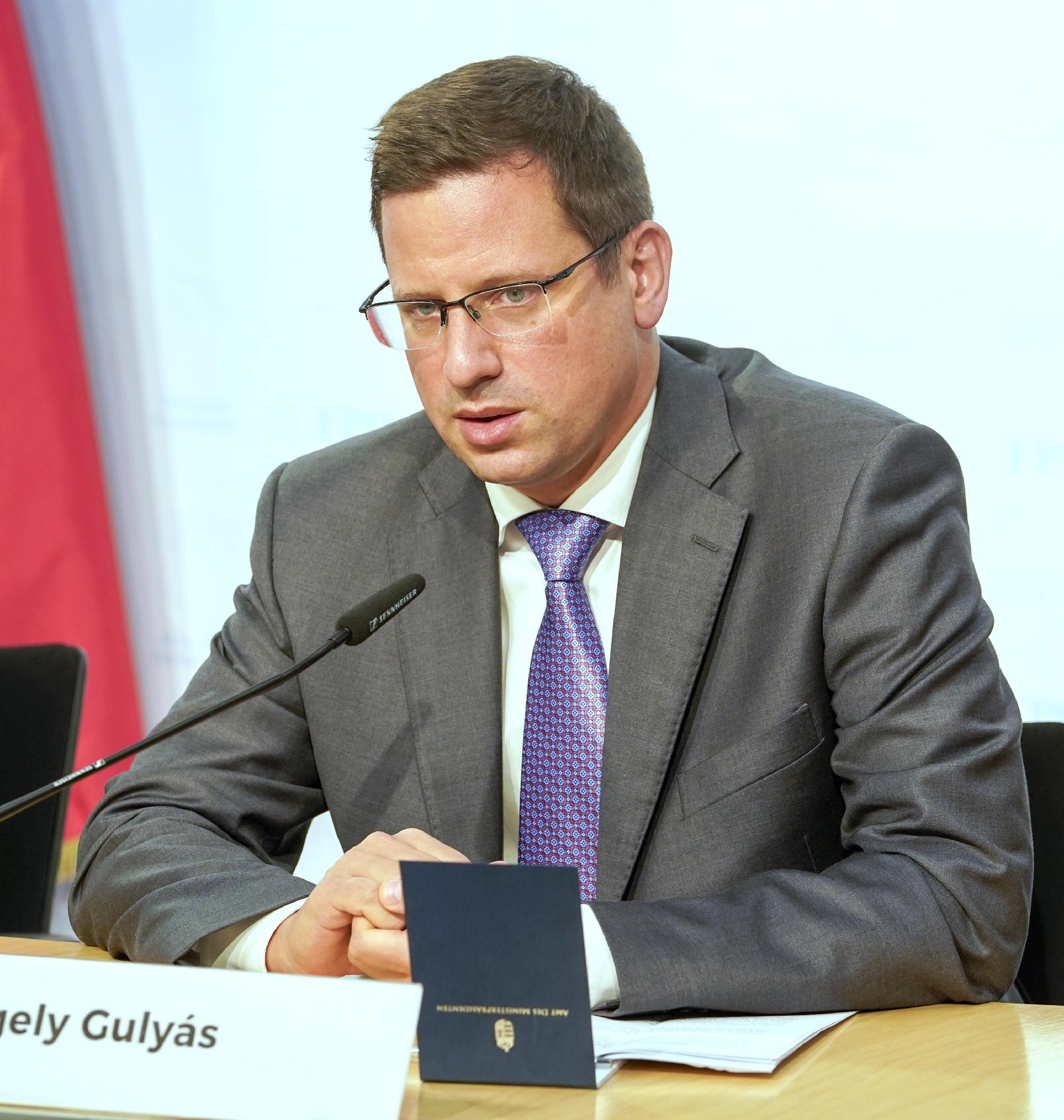 Gulyás Gergely: civilek munkája nyomán halad előre az ország