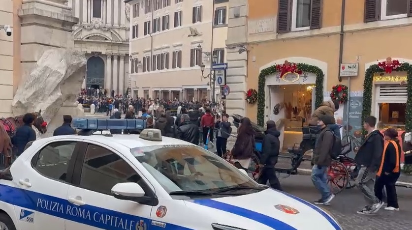 Kalapáccsal sebesített meg két rendőrt egy francia útlevéllel rendelkező férfi Olaszországban  + videó