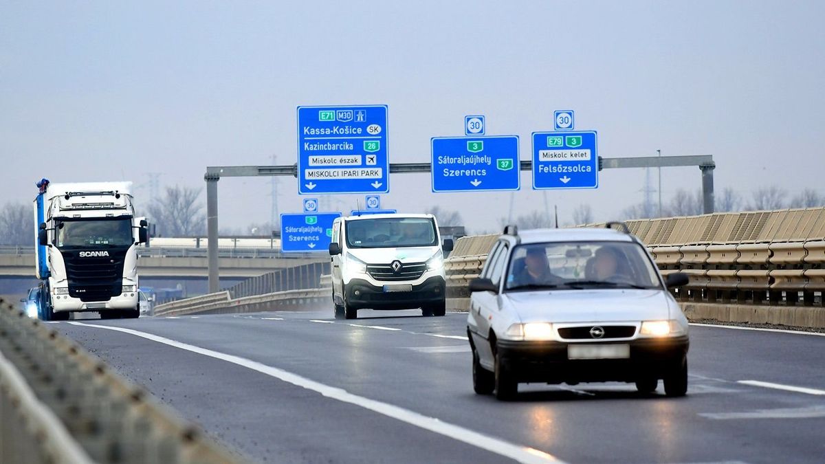 Lázár János: október végéig ki kell javítani az M30-as autópálya megsérült szakaszát + videó