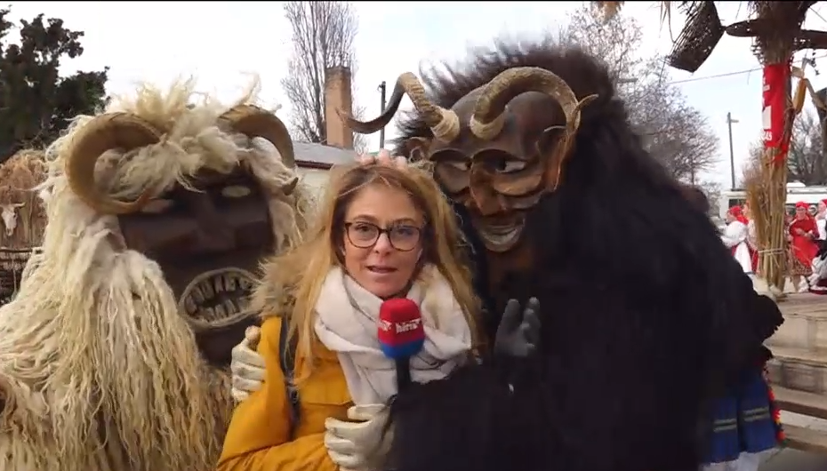 A mohácsi maskarások tettek róla, hogy rendhagyó legyen az élő bejelentkezés a Híradóban + videó