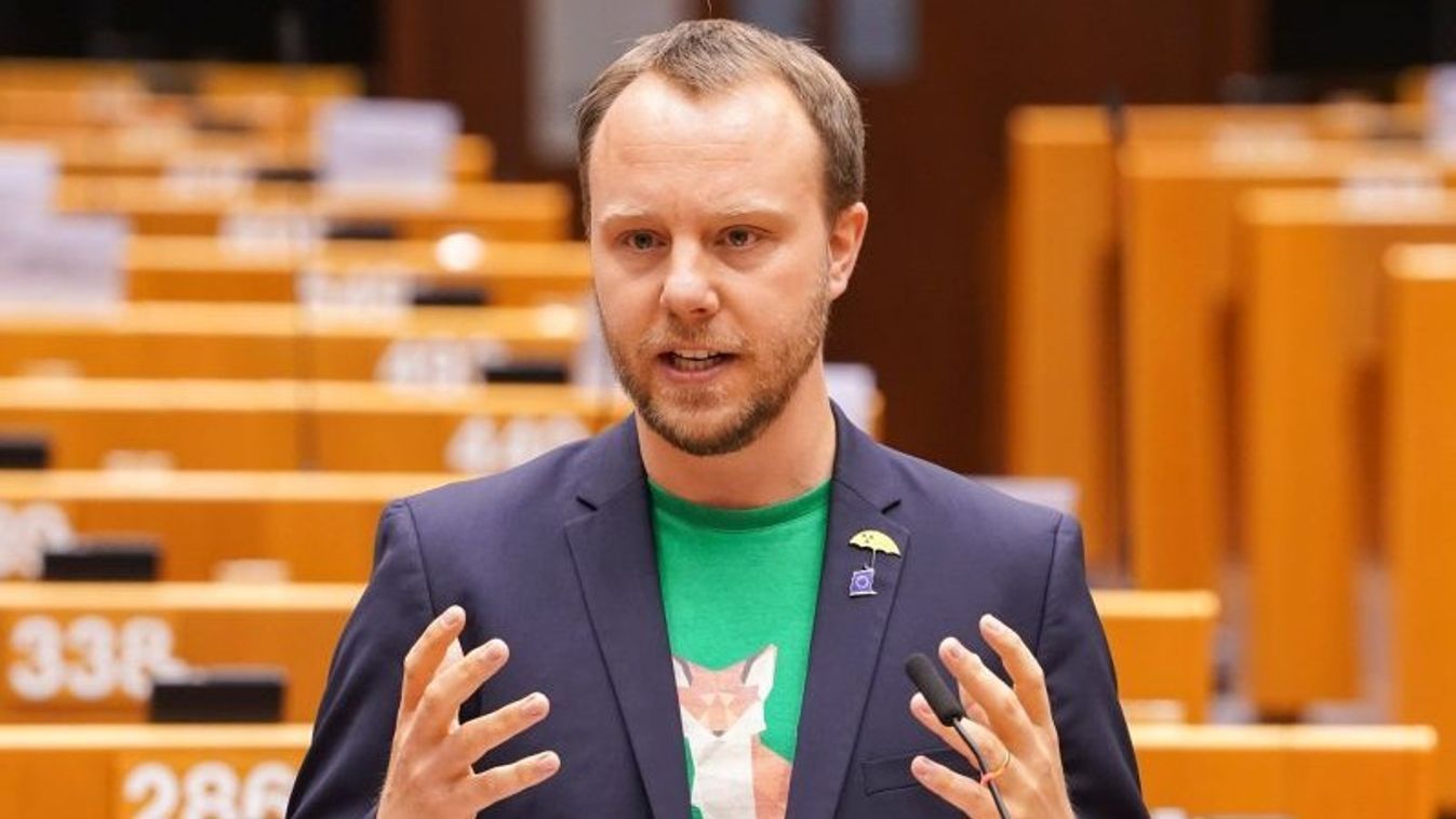 Daniel Freund nem bír leszállni Magyarországról, ismét Orbán Viktort vette célkeresztbe