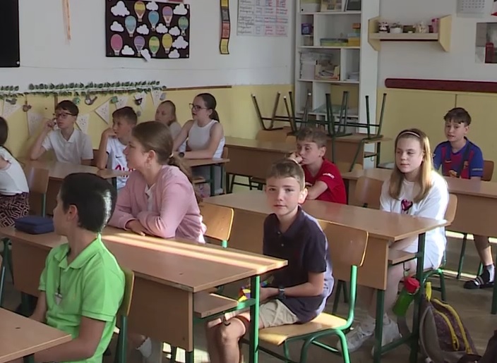 Országszerte elköszöntek az általános- és középiskolások osztálytermeiktől + videó