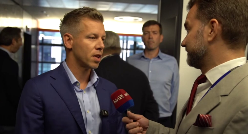 Zavaros válaszok tömkelege a Tisza Párt elnökétől a HírTV kérdéseire + videó