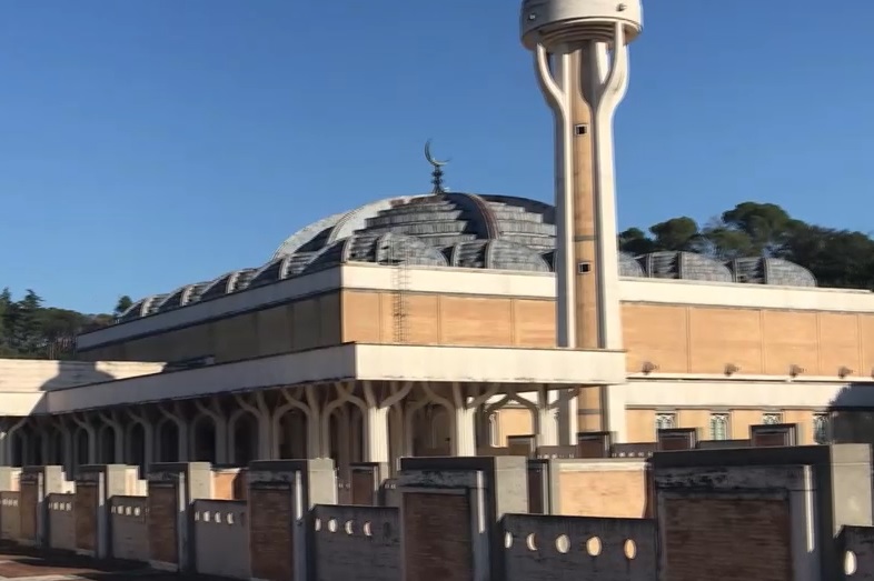 Egy imám is munkába áll a katolikus pap mellett az egyik milánói börtönben  + videó