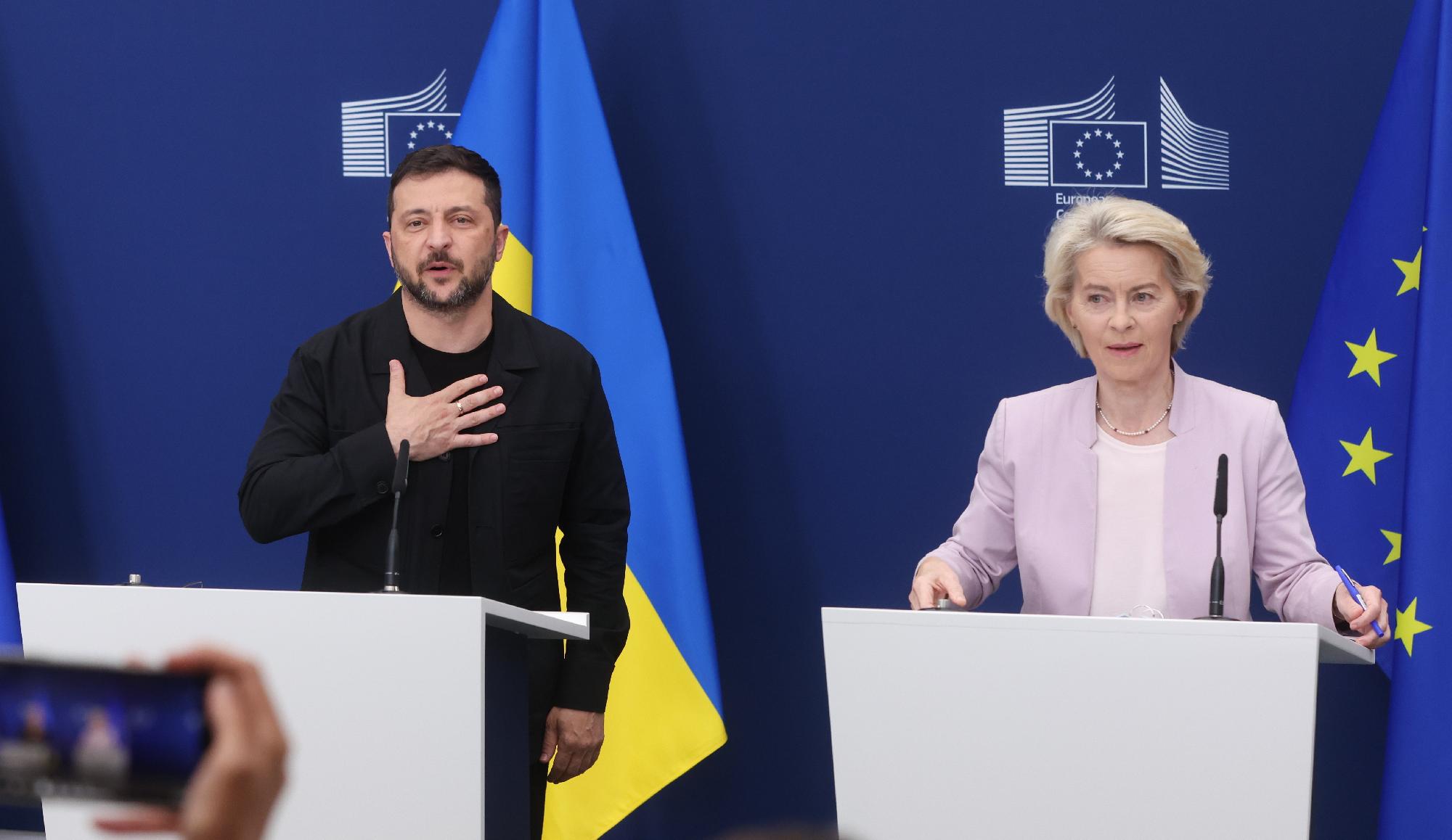 Felvértezve megy Von der Leyen és Zelenszkij Washingtonba Kép