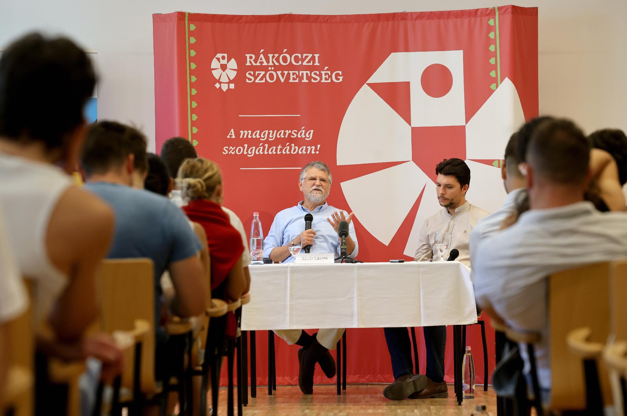 Kövér László szerint alkalmazkodni kell az új kommunikációhoz, és ehhez a fiatalabb generáció segítségére is szükség lesz Kép