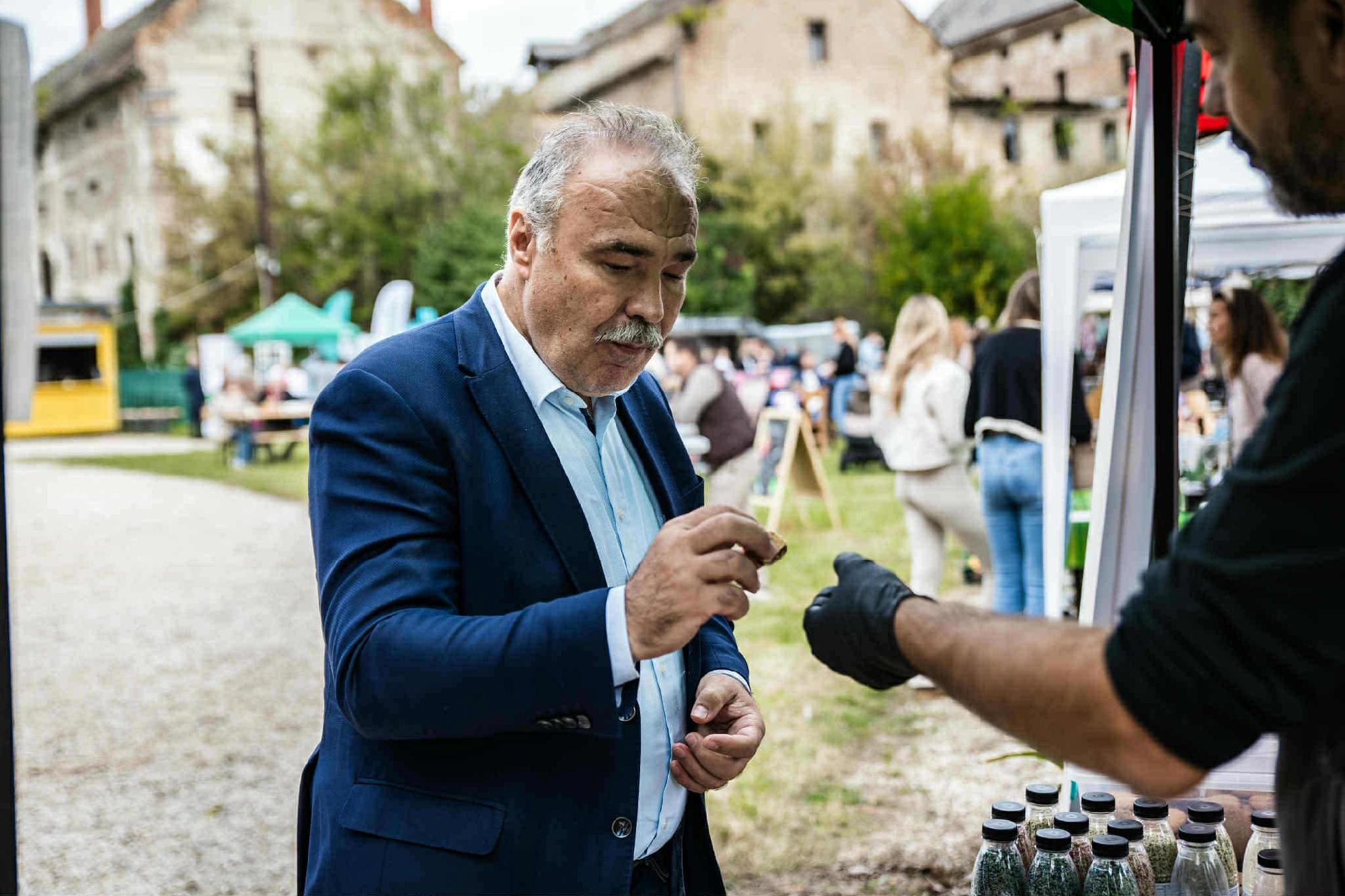 Brüsszel receptje: vedd el az időstől, add a fiatalnak?