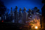 Este nyolc óráig várják az emlékezőket a temetők