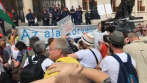 Bejutottak a tüntetők a lezárt Kossuth térre, újabb élőlánccal próbálkoznak