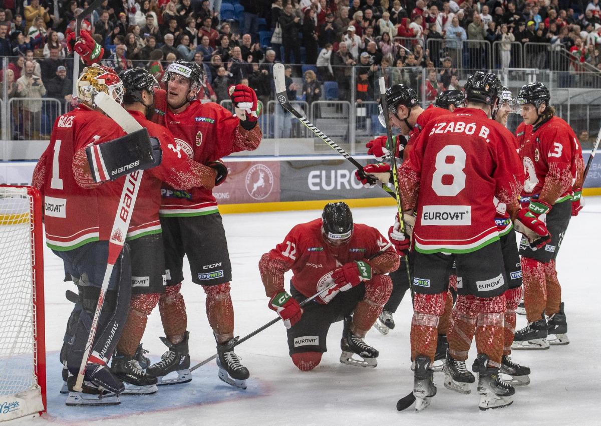 ENIS against Canada on the ice team